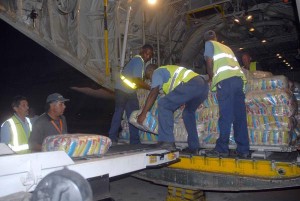 A bordo de la aeronave llegaron a la isla 14 toneladas de alimentos.