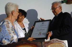 Mirta Rodríguez recibe el Título de Doctor Honoris Causa conferido por la Universidad de Oriente a su hijo Antonio Guerrero, uno de Los Cinco. (Foto AIN)