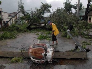 En Santiago de Cuba se reportan severos daños en el tendido eléctrico. (foto: AIN)