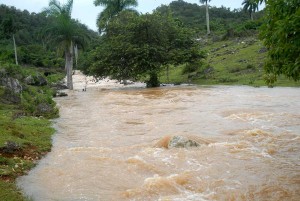 Las lluvias persistentes, asociadas al huracán Sandy, han provocado crecidas de ríos, en Sancti Spíritus.