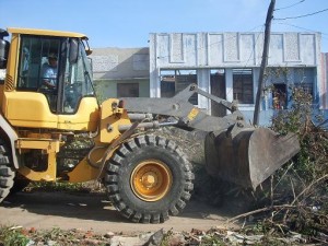 Trabajadores de comunales trabajan en la limpieza de las vías en Santiago de Cuba.(foto: Cubadebate)