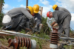 Trabajadores eléctricos de la provincia de Pinar del Río, restablecen líneas afectadas por el huracán Sandy en Nicaro
