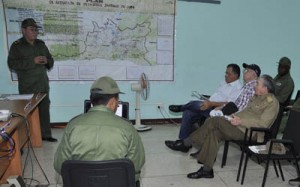 Raúl recibió una amplia información sobre la situación actual de Santiago de Cuba. (foto: Granma)
