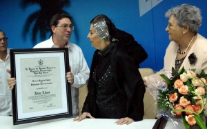 La Prima Ballerina Assoluta, Alicia Alonso, recibe el titulo Doctora Honoris Causa en Relaciones Internacionales.