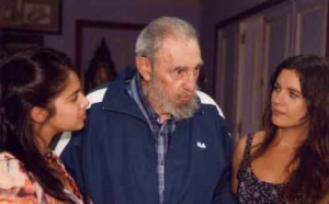 Fidel Castro con Karol Cariola (izquierda) y Camila Vallejo.