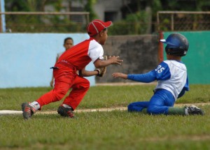 Juego de béisbol entre niños de los equipos de Cabaiguán y Yaguajay.