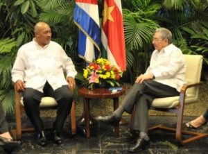 Raúl Castro y Desiré Delano Bouterse durante el intercambio sostenido en La Habana. (foto: Granma)