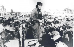El Che se dirige al pueblo fomentense en el parque de la localidad en la tarde del 18 de diciembre de 1958.