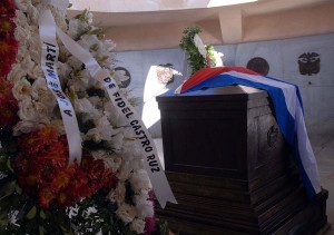 Ofrenda floral a nombre del lí­der cubano Fidel Castro Ruz fue depositada en la tumba de José Martí­, en el cementerio Santa Ifigenia de Santiago de Cuba. (Foto AIN)