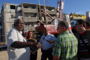 Esteban Lazo Hernández (I), miembro del Buró Político, y vicepresidente del Consejo Estado de Cuba, visitó lugares de importancia económico y social de la ciudad de Santiago de Cuba.