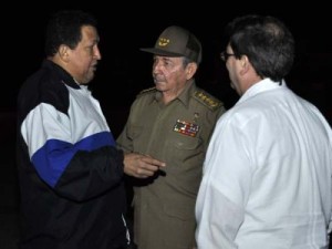 Chávez fue despedido por Raúl Castroy el canciller Bruno Rodríguez.. (foto: Estudios Revolución)