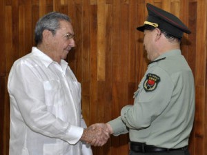 Raúl Castro y Qi Jianguo.