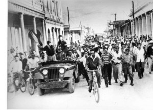 Veintidós de diciembre del 58: el pueblo cabaiguanense volcado en las calles celebra la victoria.