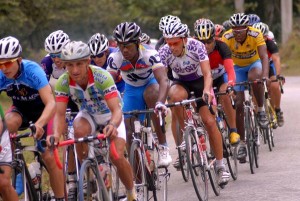 En la Copa "Ciclismo espirituano contra el terrorismo y por la Libertad de Los Cinco" participan unos 80 corredores. Foto Oscar Alfonso.