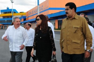 Raúl y Nicolás Maduro acudieron al aeroipuerto a despedir a la presidenta argentina.