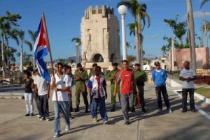 Jóvenes destacados de la provincia de Santiago de Cuba inician el traslado del fuego martiano.