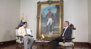 Maduro concedió una entrevista al periodista y ministro de Comunicación e Información, Ernesto Villegas, transmitida por Venezolana de Televisión.
