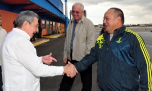 Raúl saluda a Diosdado Cabello, presidente de la Asamblea Nacional, quien llegó a La Habana junto a Rafael Ramírez, vicepresidente del gobierno venezolano.