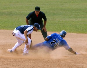 Escena del juego de estrellas del béisbol cubano efectuado en el estadio José Antonio Huelga, en Sancti Spí­ritus. FOTO/Oscar ALFONSO