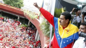 El candidato socialista a la Presidencia, Nicolás Maduro, inscribió este lunes su candidatura ante el CNE.