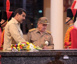 Raúl Castro y Nicolás Maduro en el Cuartel de la Montaña.