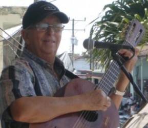 Al lado mío siempre está la guitarra, asegura Alcides. Foto Marlene Álvarez