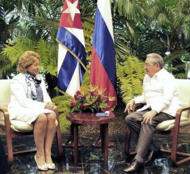 Raúl y la excelentísima señora Valentina Matvienko, Presidenta del Consejo de la Federación de la Asamblea Federal de Rusia.