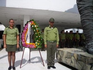 Los nuevos oficiales del MININT depositaron una ofrenda floral ante el monumento al Mayor General Serafín Sánchez Valdivia.