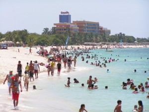 La playa deviene opción para paliar las altas temperaturas.