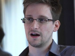 Recibimos la solicitud de Snowden donde se califica como perseguido político, afirmó Jaua.