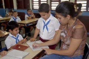 La escuela y la familia tienen que trabajar unidos con vistas a lograr la adecuada formación de los alumnos.