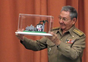 Raúl recibió a nombre de Fidel el reconocimiento cederista.