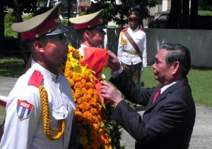 Le Hong Anh colocó una ofrenda floral ante el monumento a Ho Chi Minh en La Habana.