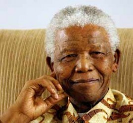 Mandela salió del hospital, donde permanecía ingresado desde el pasado 8 de junio, y continuará la recuperación en su casa.
