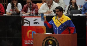 A mes y medio para los próximos comicios municipales, Maduro señaló que es preciso "garantizar una victoria abrumadora para que esta burguesía no se atreva más a retarnos".