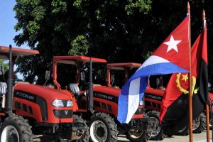 Angola donó a la isla un lote de 112 tractores y otras maquinarias agrícolas.