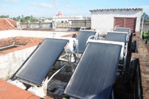 La energía solar resulta una alternativa energética sostenible.