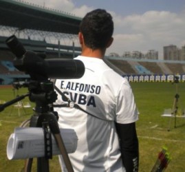 Los arqueros Esney Alfonso Rodríguez y Rosangel Saínz Rodríguez entrenan en la academia espirituana.