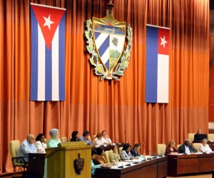 Gladys Bejerano presentó un informe de su organismo a los diputados al parlamento cubano.