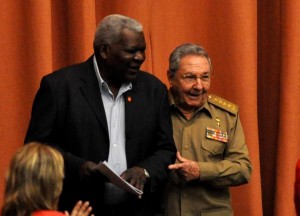 Raúl junto a Esteban Lazo, Presidente de la Asamblea Nacional del Poder Popular.