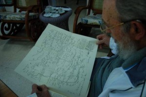 Fidel analiza copia del mapa que utilizó el Gran Mariscal Sucre en la Batalla de Ayacucho.