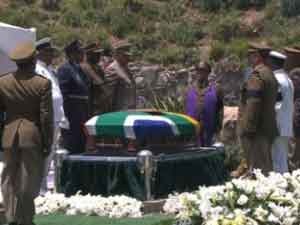 Jamás defraudaremos la memoria de nuestro héroe supremo, dijo en la ceremonia fúnebre el presidente sudafricano.