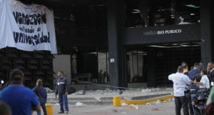 Durante la tarde de este miércoles grupos de choques atacaron la sede del Ministerio Público en Caracas.