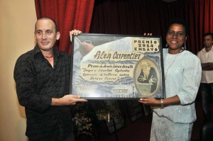 Pedro de Jesús recibió el premio de ensayo "Alejo Carpentier" de manos de Zuleica Romay, presidenta del Instituto Cubano del Libro.