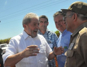 Lula estuvo acompañado, entre otros, por el general de Cuerpo de Ejército Leopoldo Cintra Frías, Héroe de la República de Cuba y ministro de las FAR.