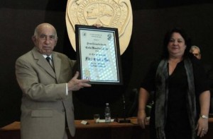 Machado Ventura recibió el lauro a nombre de Fidel.