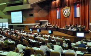 Diputados al Parlamento cubano analizan la nueva ley de inversión extranjera.