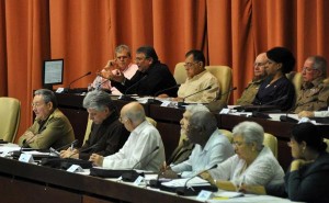 Marino Murillo interviene ante el Parlamento cubano, en sesión extraordinaria a la que asiste el Generald e Ejército Raúl Castro.
