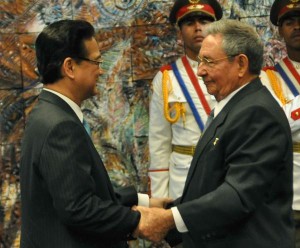 El General de Ejército Raúl Castro condecora a Nguyen Tan Dung con la orden José Martí.