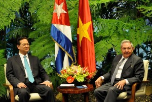 Raúl y Nguyen Tan Dung durante las conversaciones oficiales en la sede del Consejo de Estado.